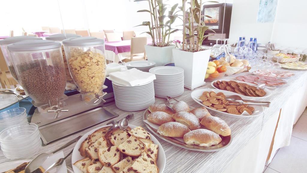 Hotel Aria Di Mare - Bed & Brunch In Centro A Riccione Kültér fotó