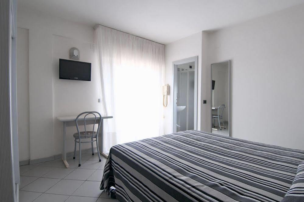 Hotel Aria Di Mare - Bed & Brunch In Centro A Riccione Kültér fotó