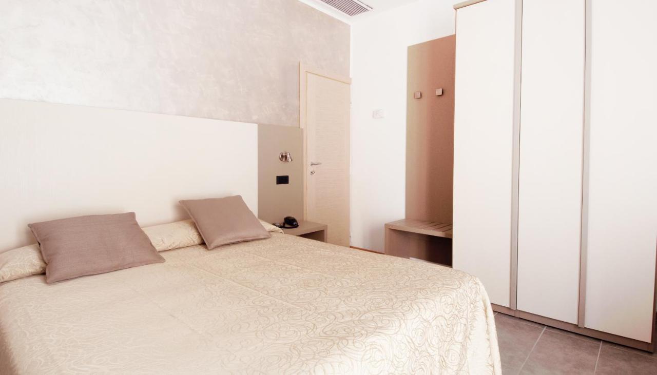 Hotel Aria Di Mare - Bed & Brunch In Centro A Riccione Kültér fotó